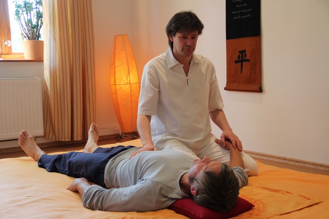 Shiatsu und Qi Gong Kontakt-Training: Das Wesentliche berühren